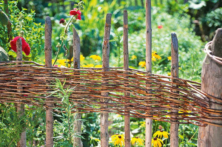 Sichtschutz aus Weiden selber flechten
