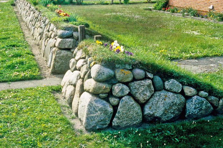 Trockenmauer für den Garten selber bauen